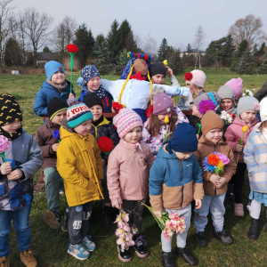 Zdjęcie gupowe uczniów żegnających zimę. 