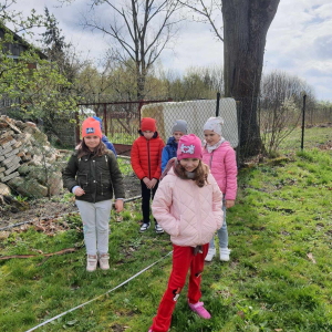 Dzień Ziemi Z okazji Dnia Ziemi uczniowie na terenie szkolnego podwórka zakładali mini sad.