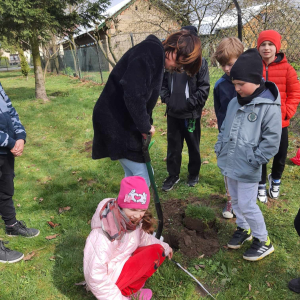 Dzień Ziemi Z okazji Dnia Ziemi uczniowie na terenie szkolnego podwórka zakładali mini sad.