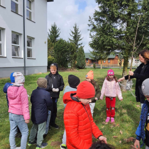 Dzień Ziemi Z okazji Dnia Ziemi uczniowie na terenie szkolnego podwórka zakładali mini sad.