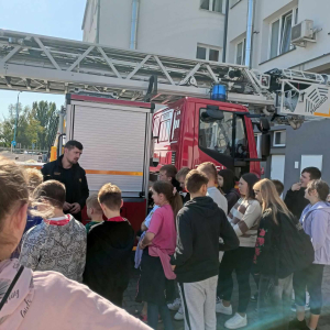 Uczniowie uczą sie sztuki strażackiej. 