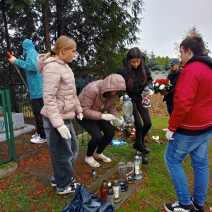 iowie porządkują grób poległych żołnierzy. 