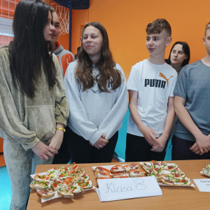 Klasa 8 przygotowała zdrowe kanapki. 