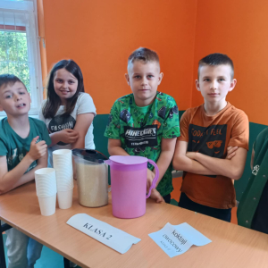Pyszny koktail owocowo jogurtowy. 