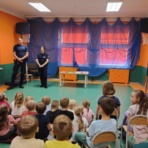 Prelekcja policji na temat bezpieczeństwa. 