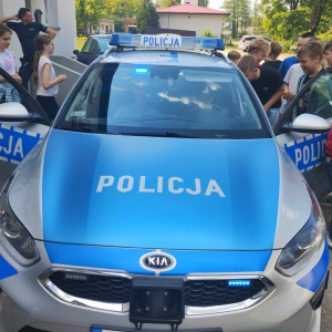 Samochód policyjny dostępny dzis dla uczniów. 