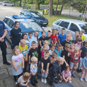 Wspólna fotografia z policjantami. 