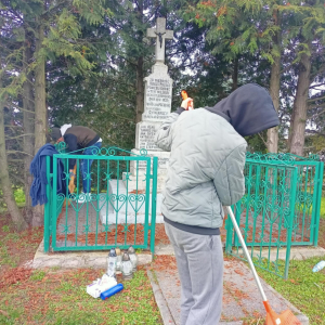 Uczniowie dbają o grób. 