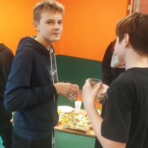 Uczniowie wykonują zdrowe potrawy. 