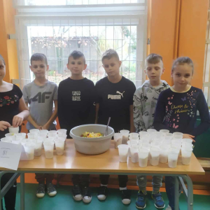 Uczniowie wykonują smaczne , zdrowe i kolorowe przekąski. 