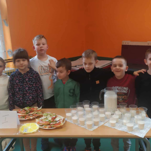 Uczniowie wykonują zdrowe potrawy. 