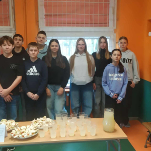 Uczniowie wykonują zdrowe potrawy. 