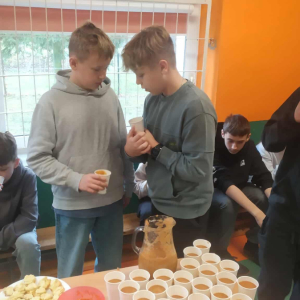 Uczniowie wykonują zdrowe potrawy. 