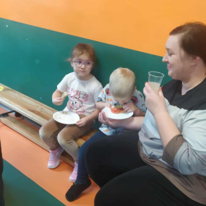 Uczniowie wykonują zdrowe potrawy. 