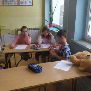 Zabawy i integracja z pluszowym misiem. 