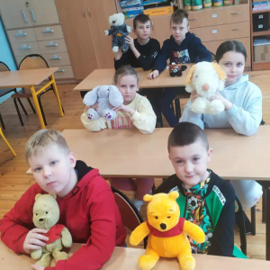 Zabawy i integracja z pluszowym misiem. 