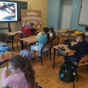 Zabawy i integracja z pluszowym misiem. 