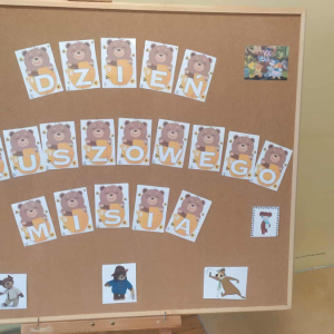 Zabawy i integracja z pluszowym misiem. 