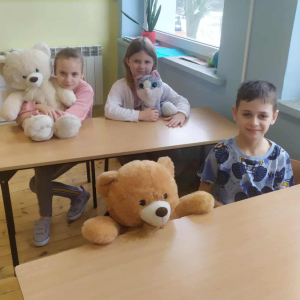 Zabawy i integracja z pluszowym misiem. 