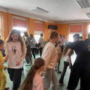 Zabawa karnawałowa, tańce dzieci.