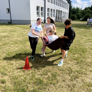 Rozgrywki i atrakcje na dzień dziecka w szkole. 