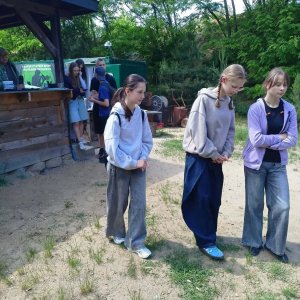 Uczniowie na strzelnicy próbują swoich sił. 